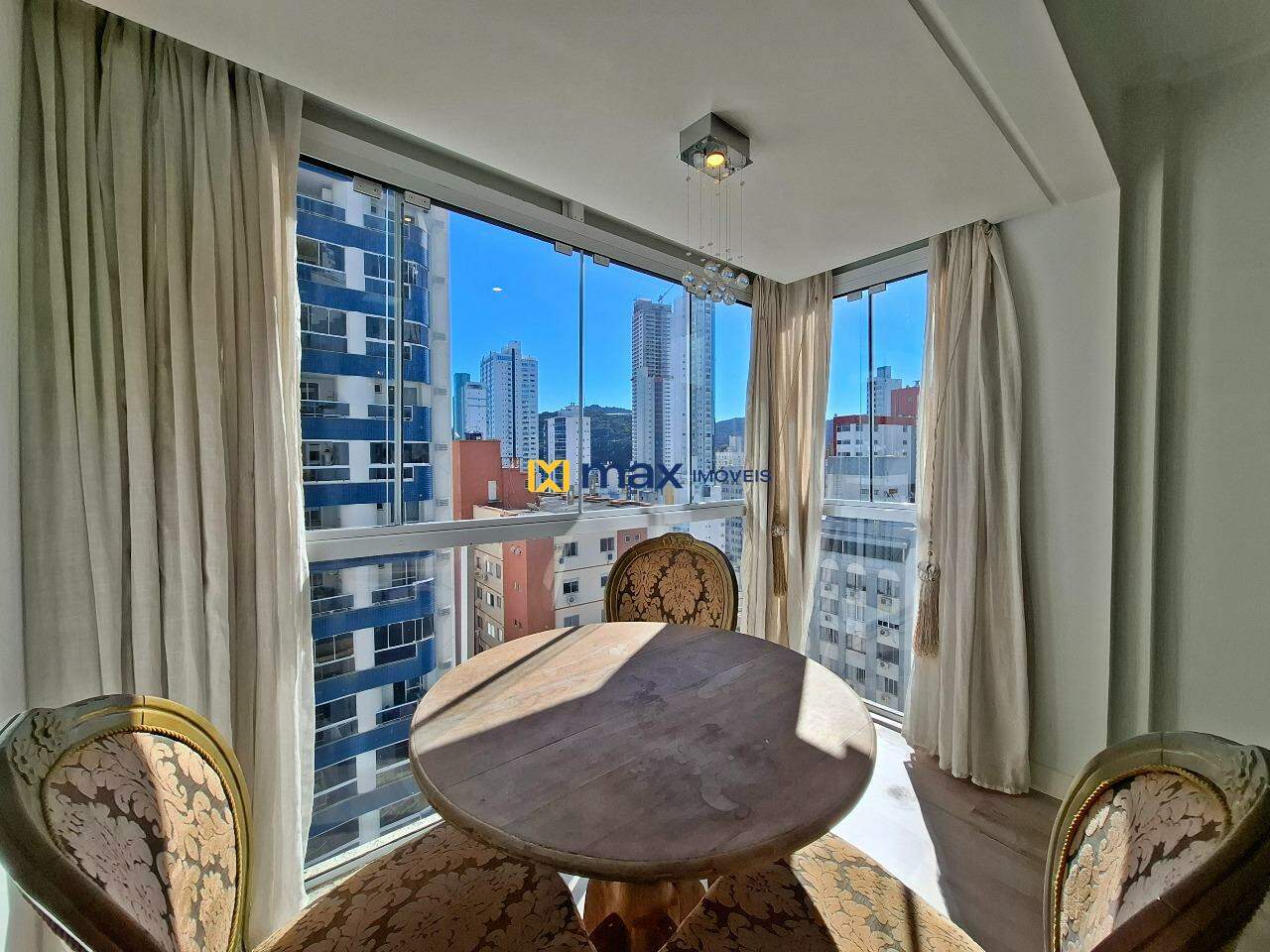 Apartamento à venda no Centro: sacada integrada