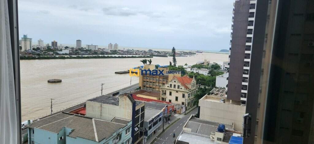 Sala à venda no Centro: Vista da sala para o Porto