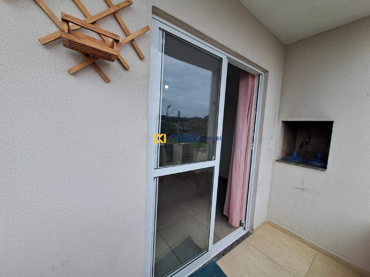 Apartamento para aluguel no Gravatá: Sacada com churrasqueira