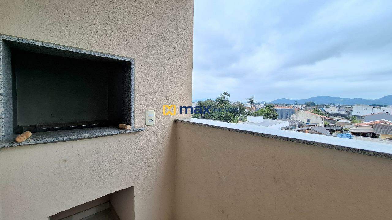 Apartamento à venda no Cordeiros: Sacada com churrasqueira