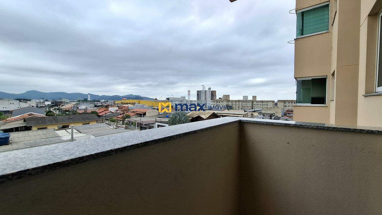 Apartamento à venda no Cordeiros: Sacada com churrasqueira