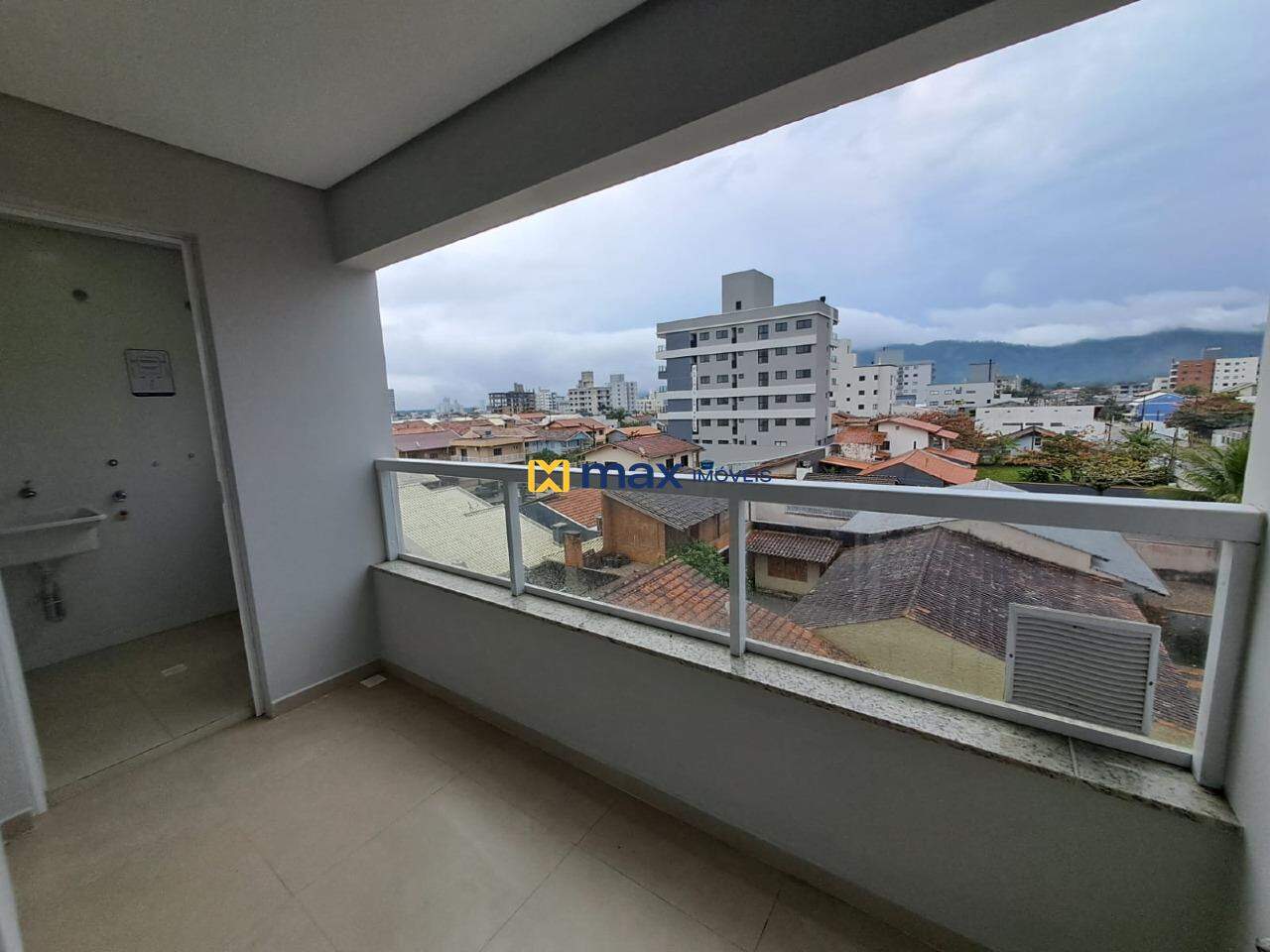 Apartamento para aluguel no Gravatá: Sacada com area de serviços