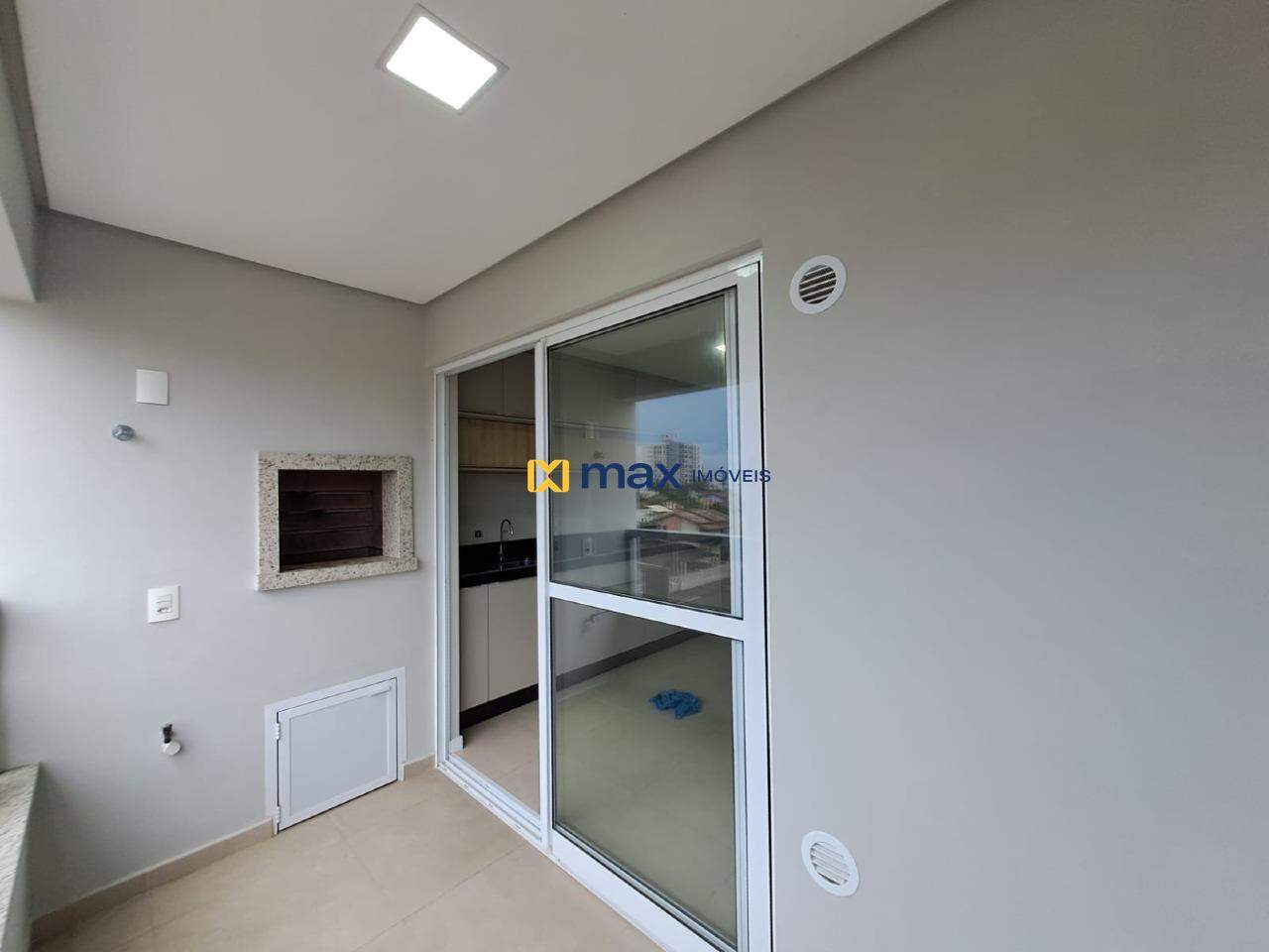 Apartamento para aluguel no Gravatá: Sacada com churrasqueira