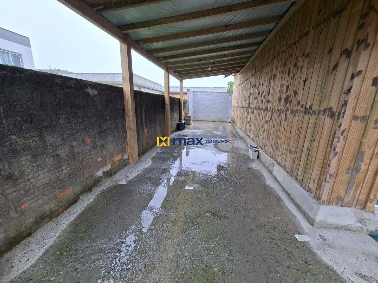 Casa para aluguel no São Vicente: Garagem coberta