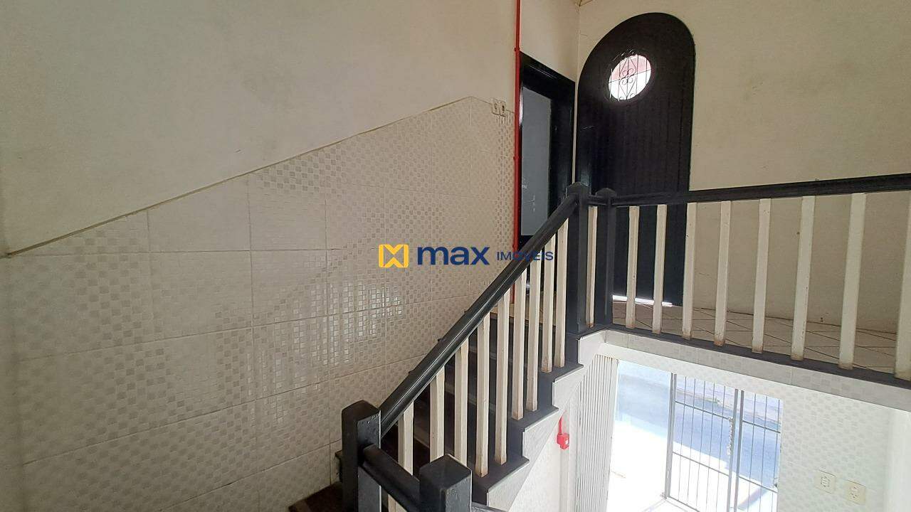 Casa Comercial para aluguel no Centro: Escada