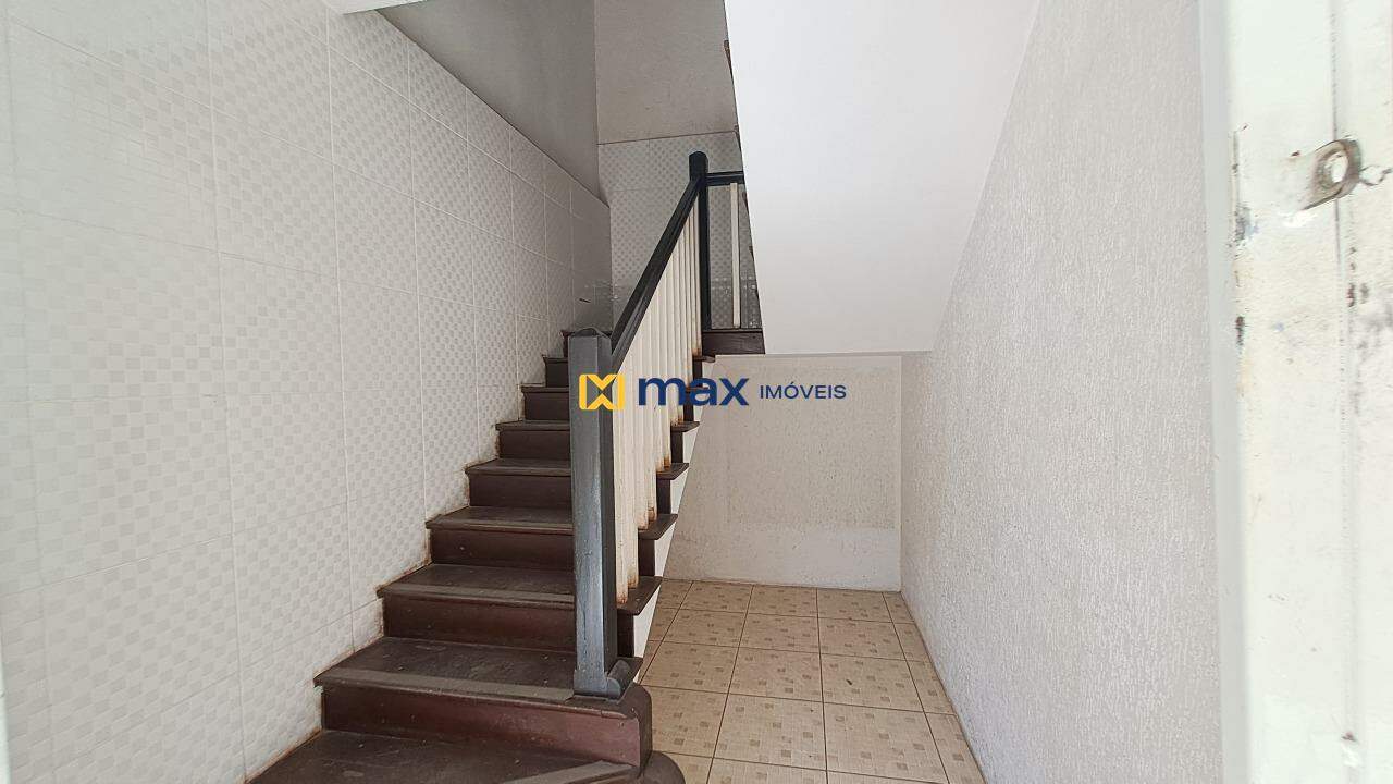 Casa Comercial para aluguel no Centro: Escada