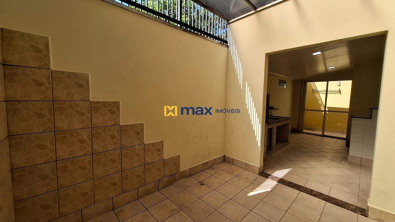 Casa para aluguel no Vila Operária: Área Externa Fundos