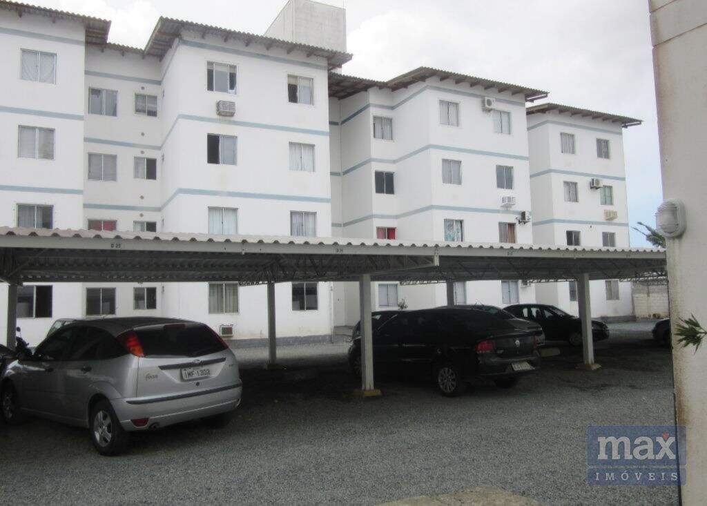Apartamento para aluguel no Cordeiros: garagem