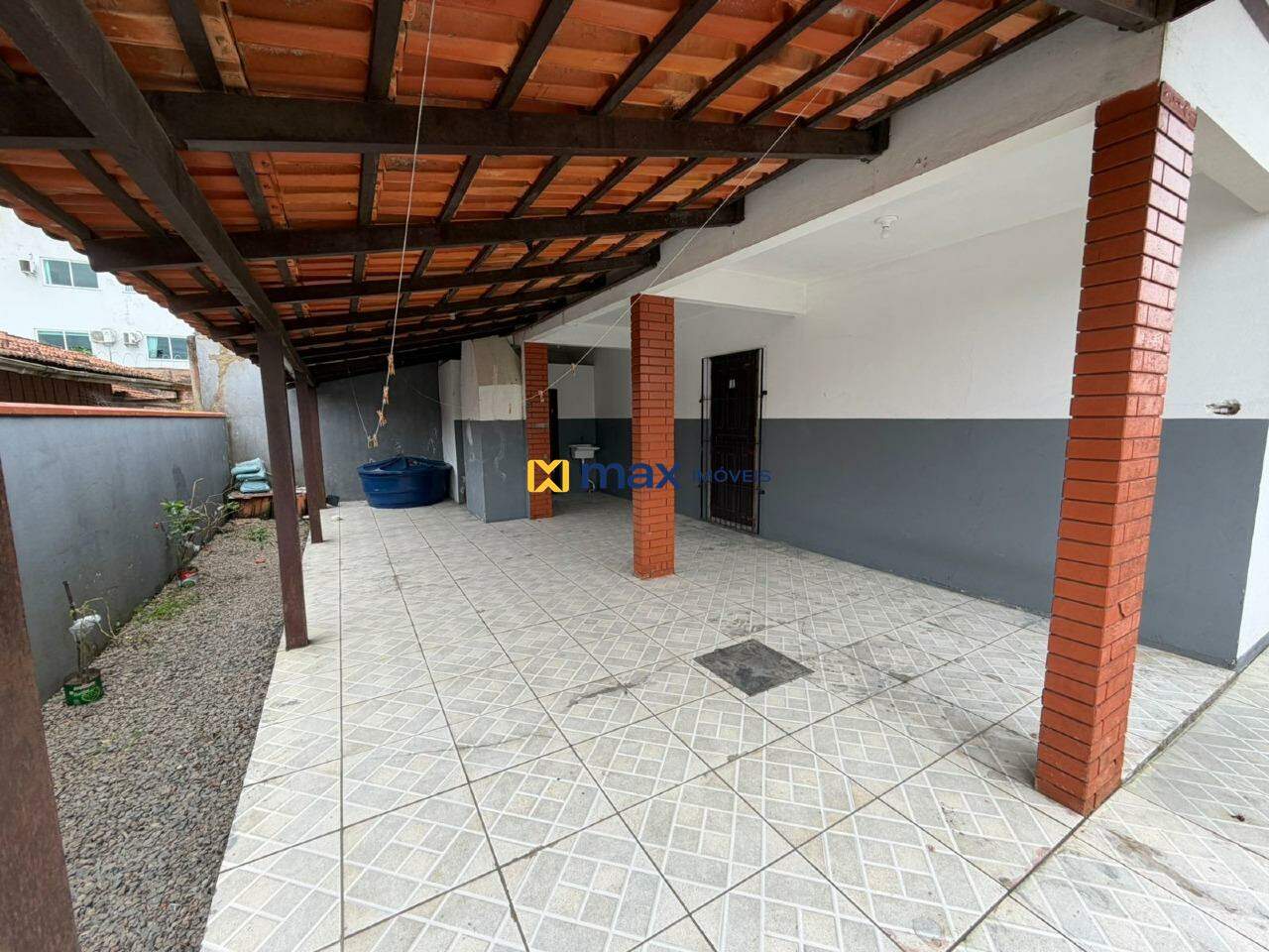 Casa para aluguel no Meia Praia: Fundos