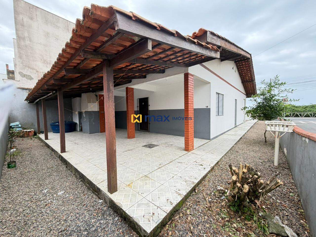 Casa para aluguel no Meia Praia: Área externa fundos