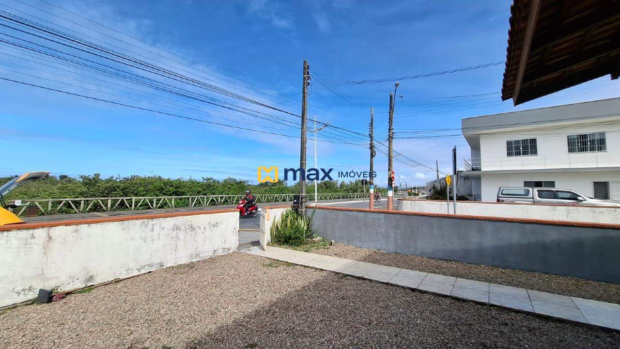 Casa para aluguel no Meia Praia: Área externa frente