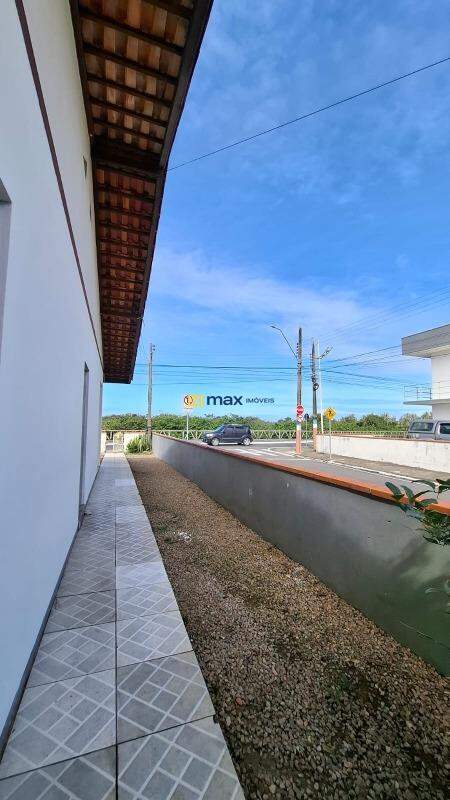 Casa para aluguel no Meia Praia: Lateral