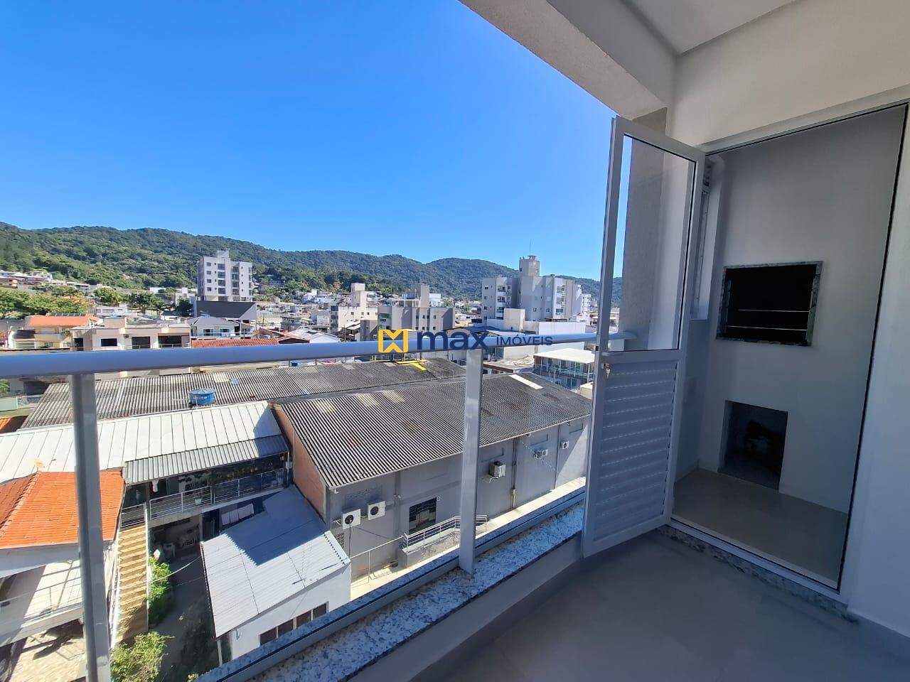 Apartamento para aluguel no Nações: Sacada com acesso churrasqueira