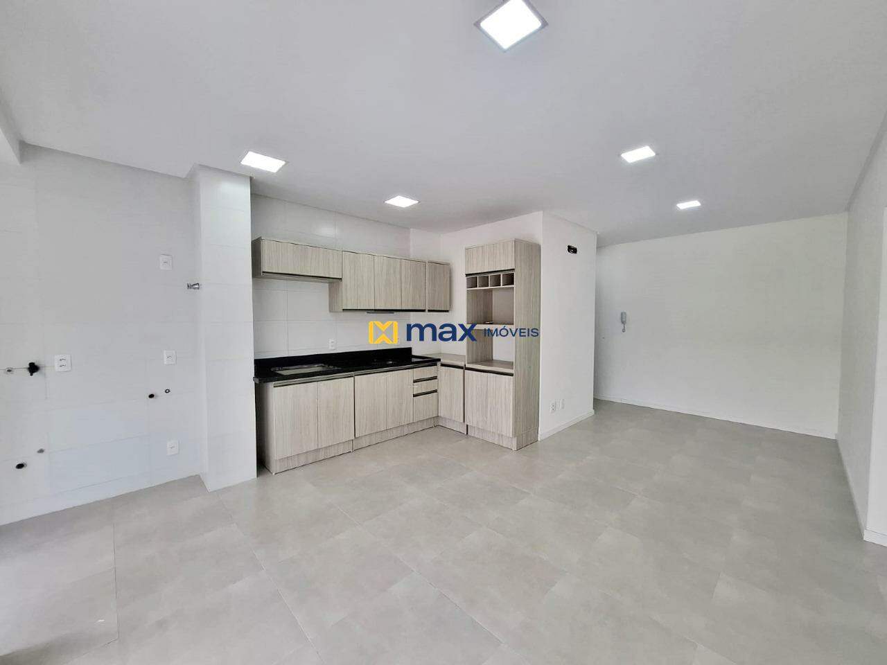 Apartamento para aluguel no Nações: Cozinha integrada com a sala