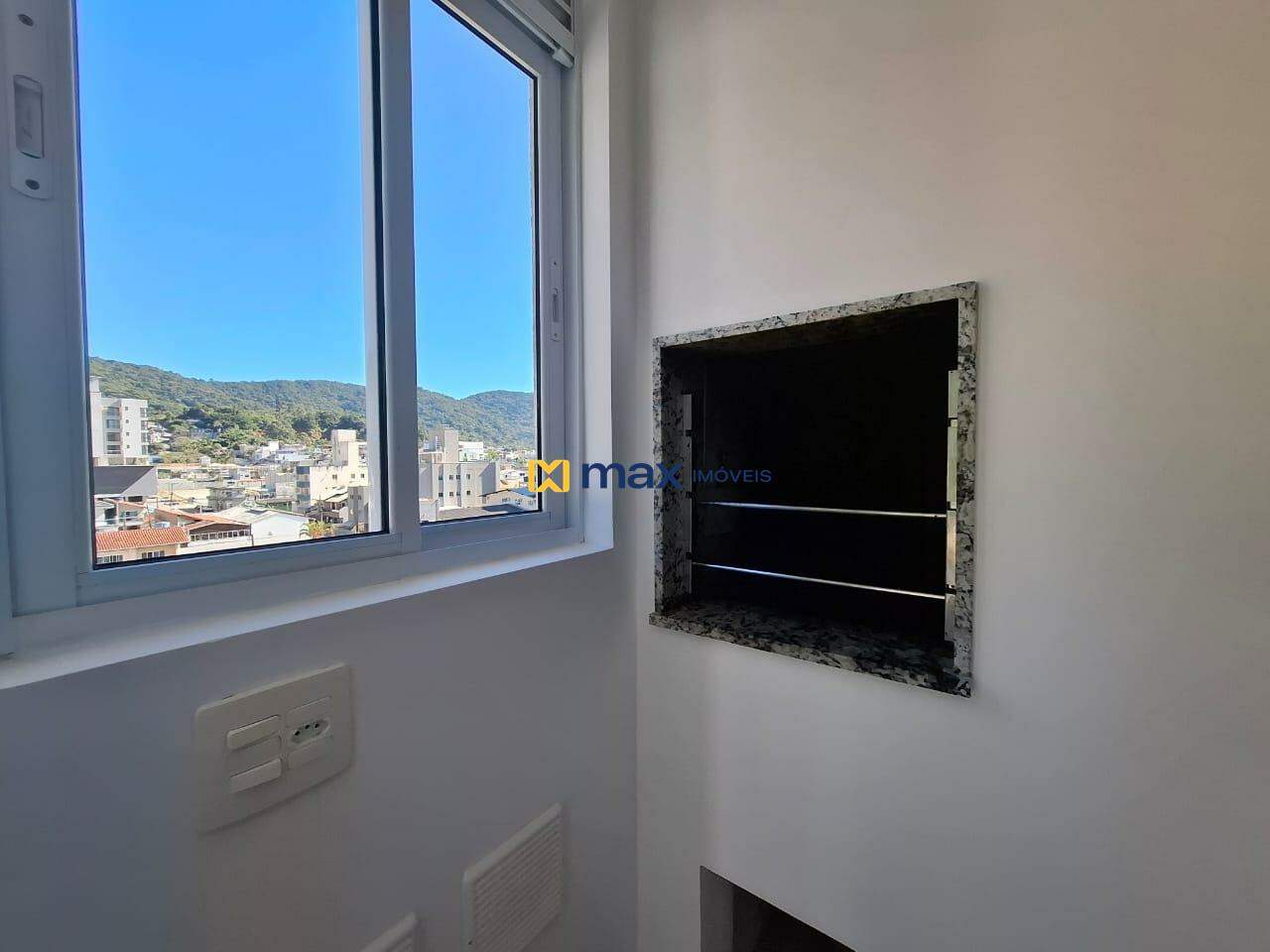 Apartamento para aluguel no Nações: Churrasqueira a carvão