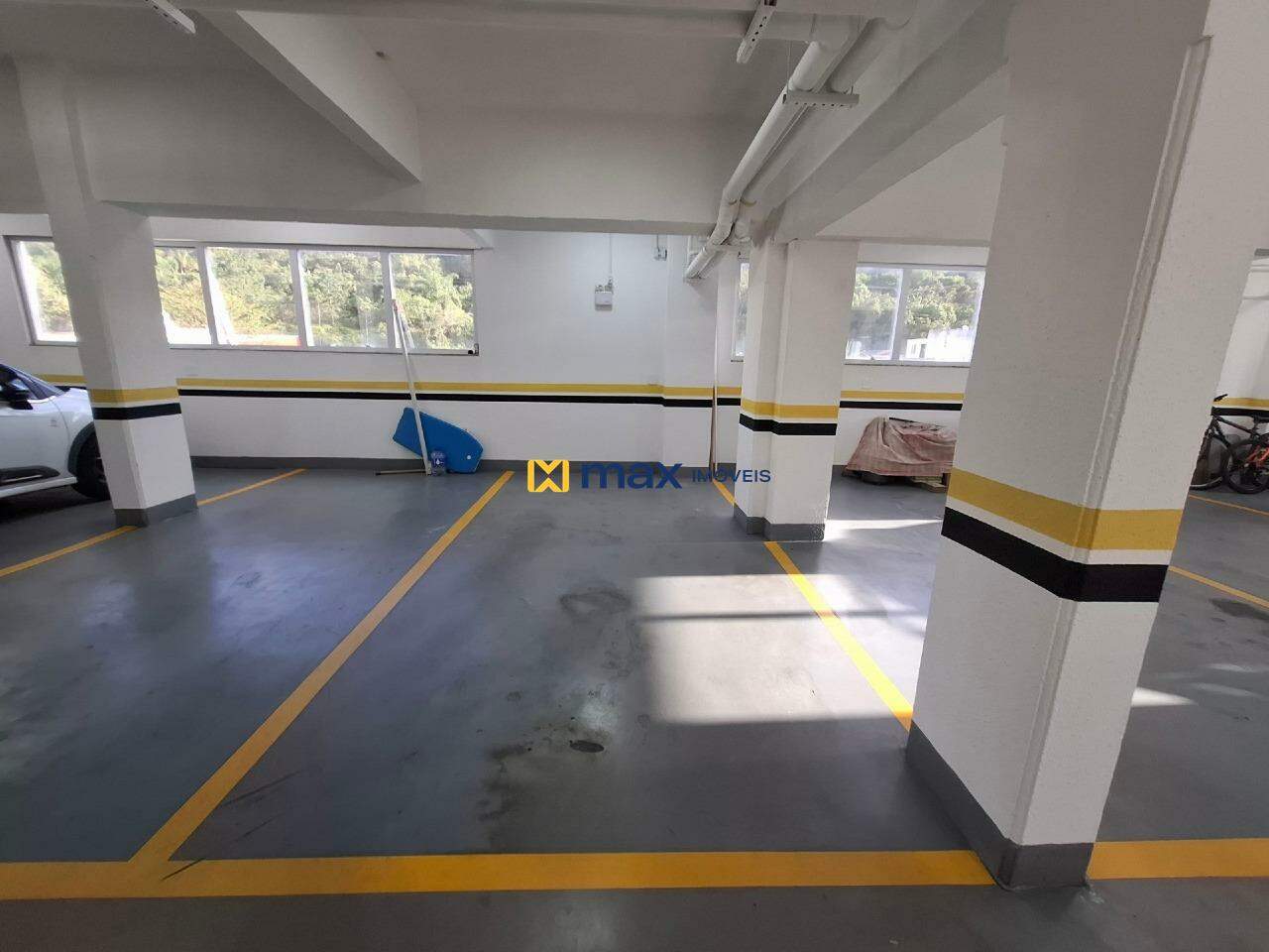 Apartamento para aluguel no Nações: Vaga de garagem