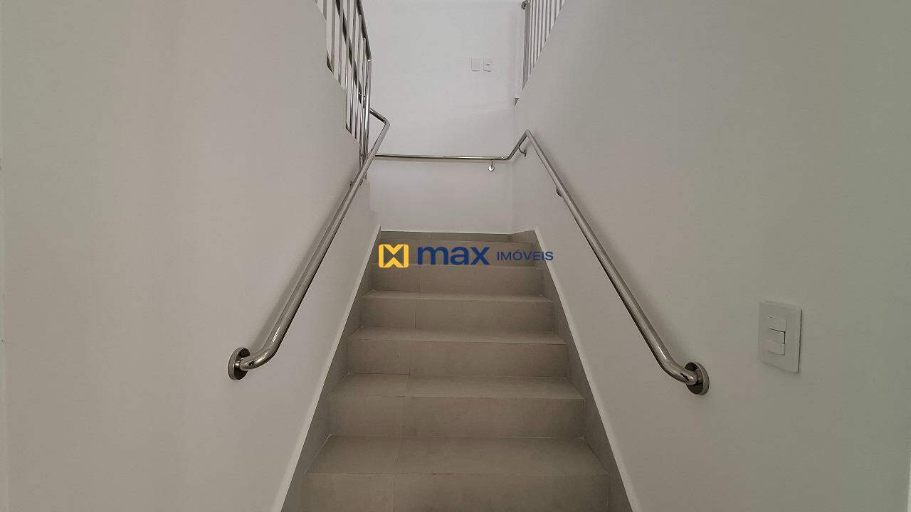 Casa Comercial para aluguel no Centro: Escada