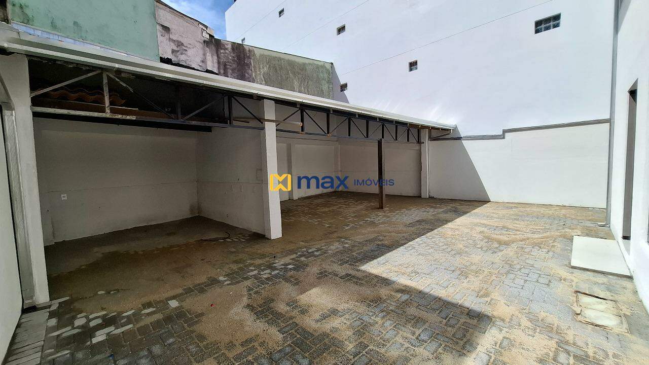 Casa Comercial para aluguel no Centro: Garagem/ Área Externa Fundos