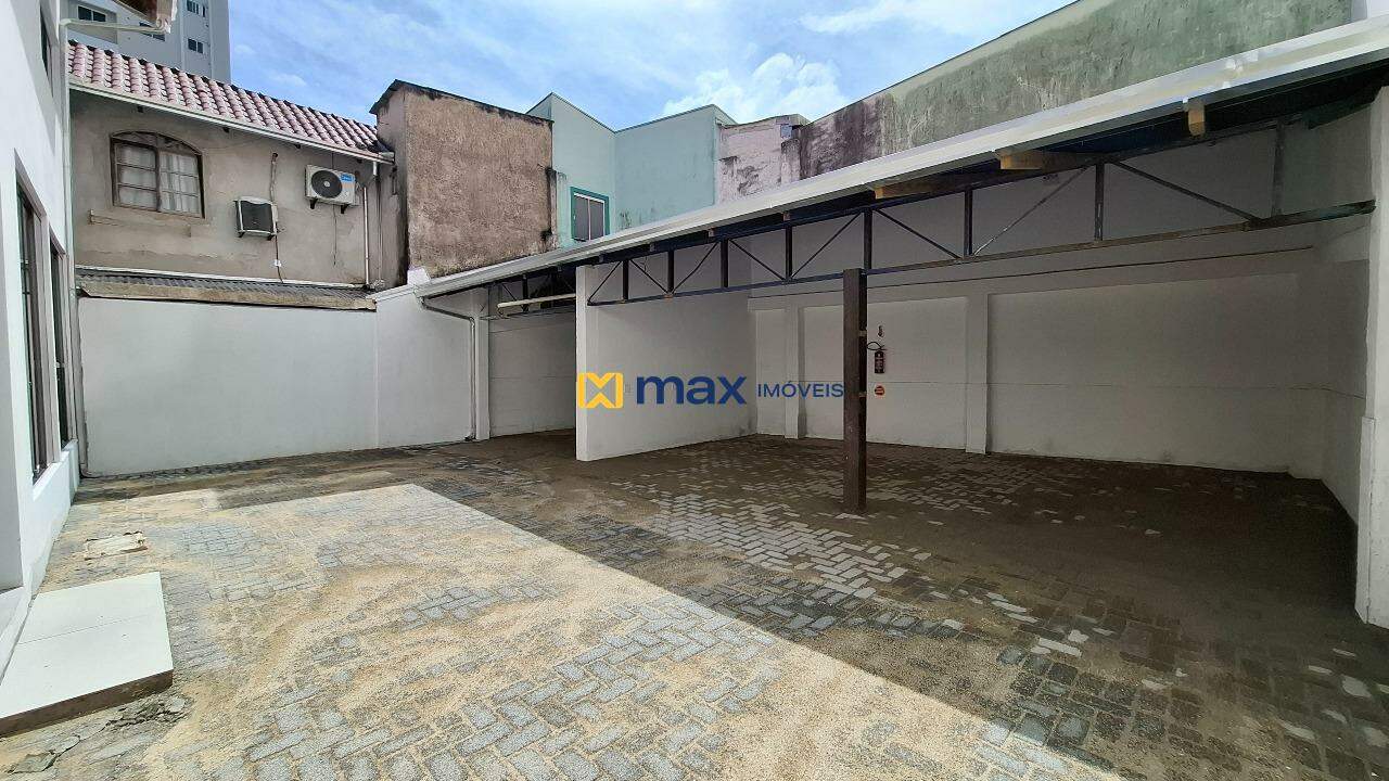 Casa Comercial para aluguel no Centro: Garagem/ Área Externa Fundos