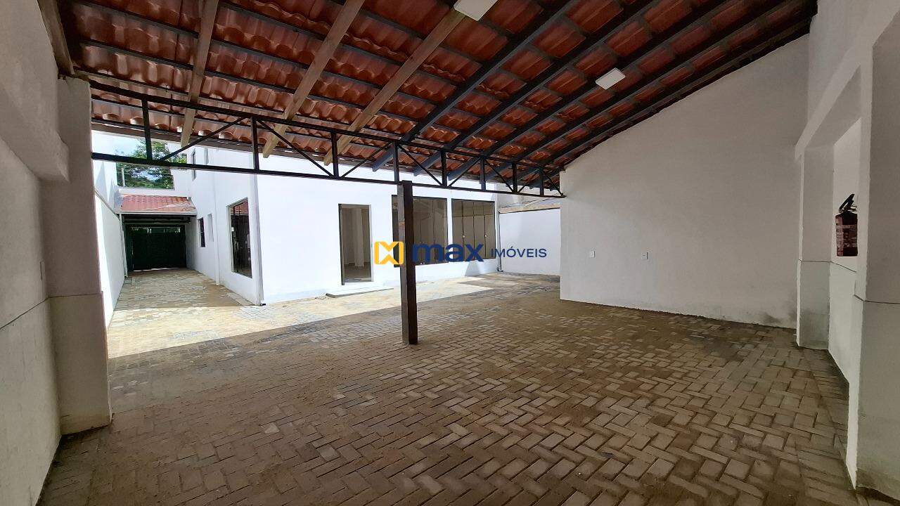 Casa Comercial para aluguel no Centro: Garagem/ Área Externa Fundos
