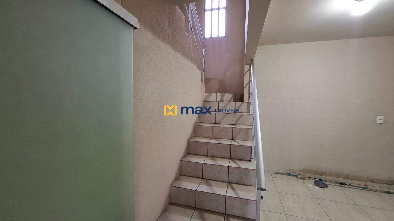 Casa para aluguel no Cordeiros: Escada