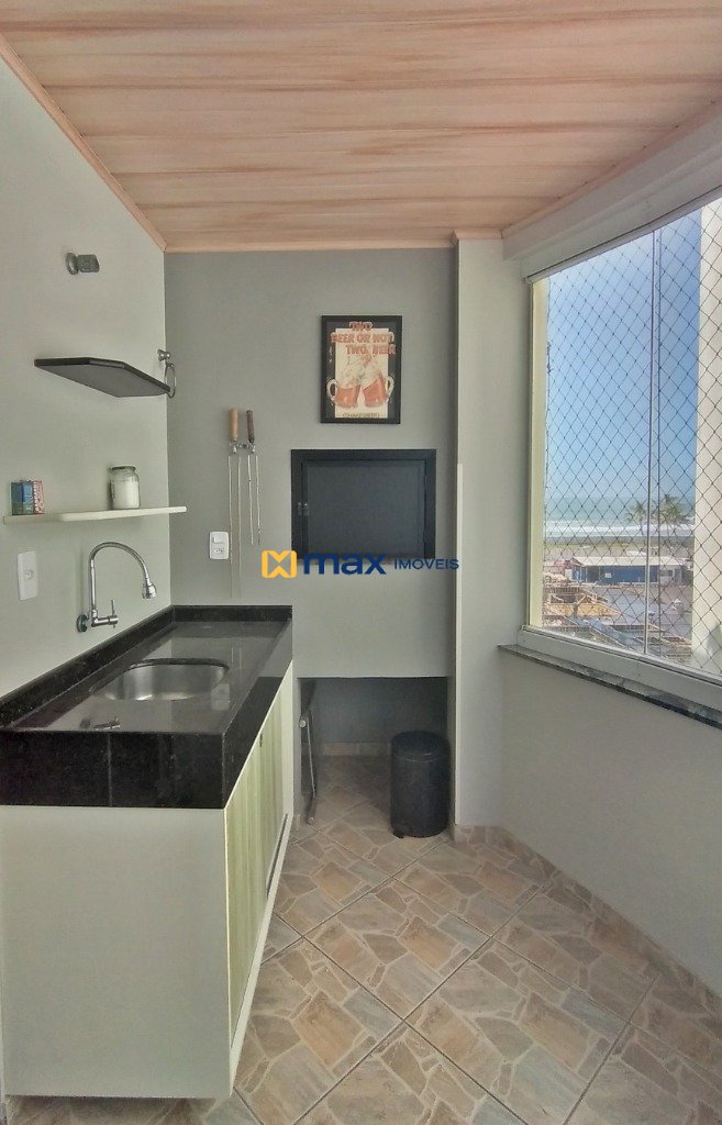 Apartamento para aluguel no Centro: Sacada com churrasqueira e vista mar