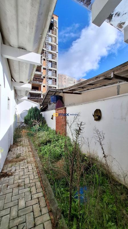 Casa à venda no Centro: Corredor lateral 