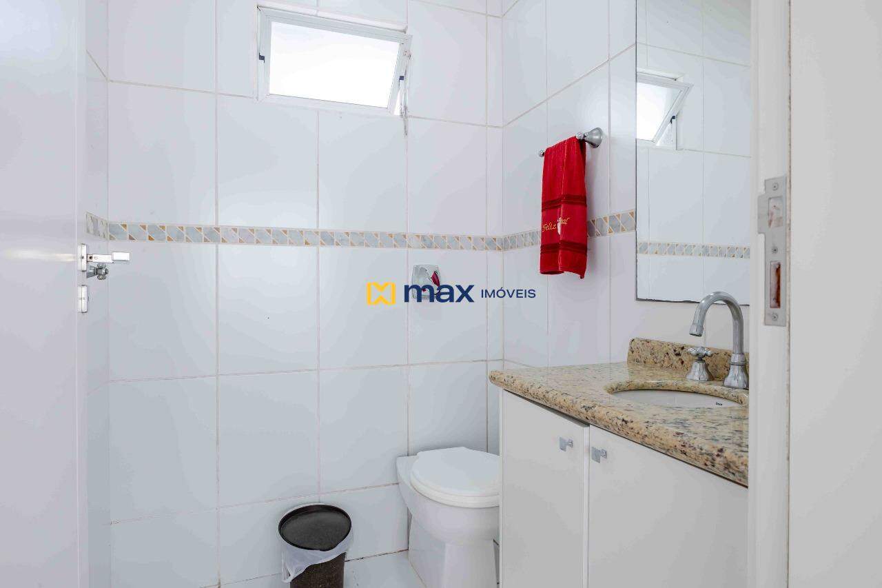 Casa à venda no Vila Operária: Banheiro piscina