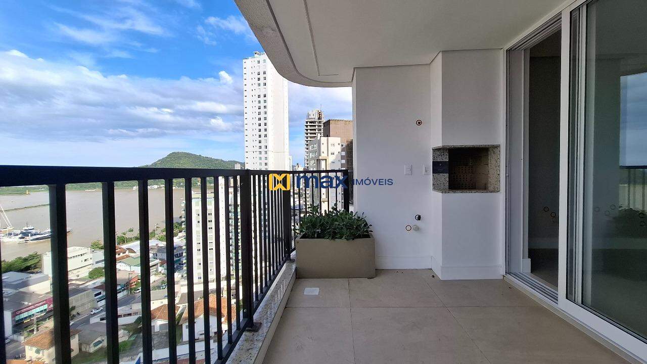 Apartamento à venda no Fazenda: Sacada com churrasqueira