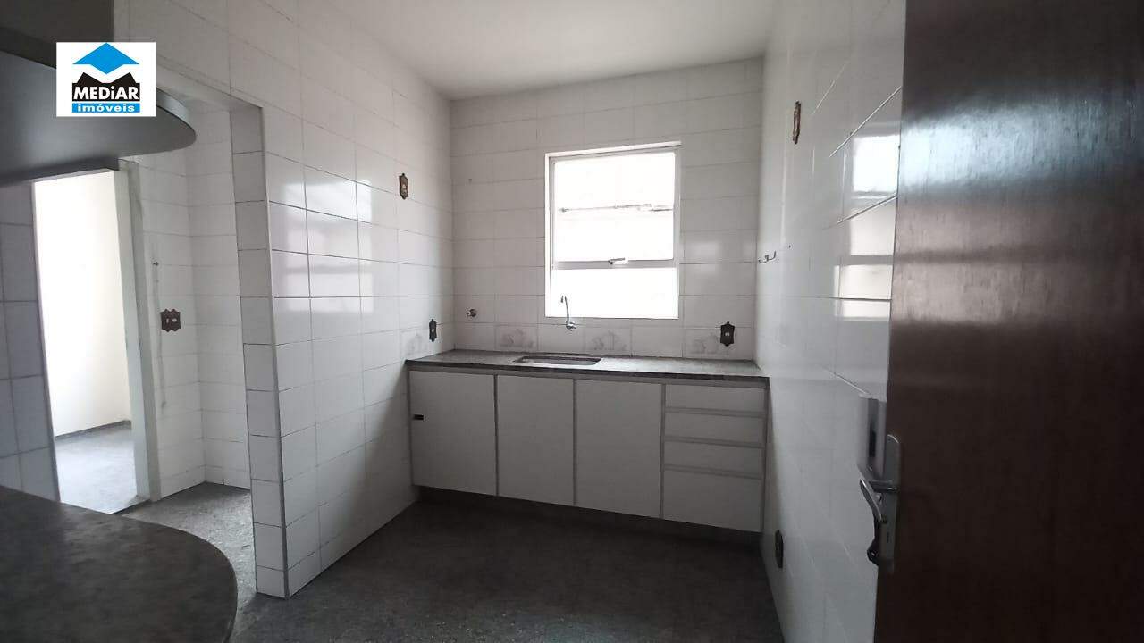 Apartamento para alugar com 3 quartos, 130m² - Foto 18