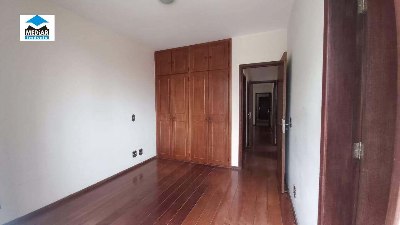 Apartamento para alugar com 3 quartos, 130m² - Foto 11