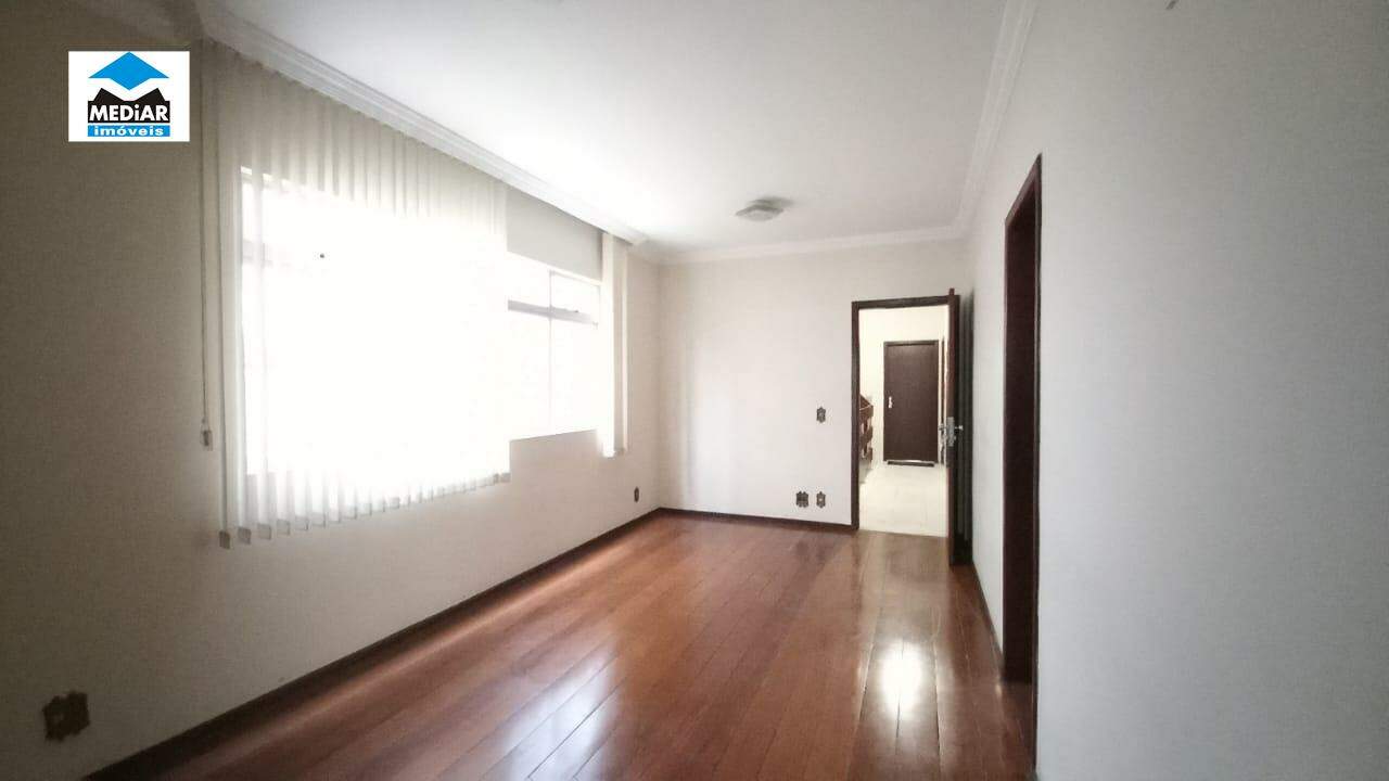 Apartamento para alugar com 3 quartos, 130m² - Foto 2