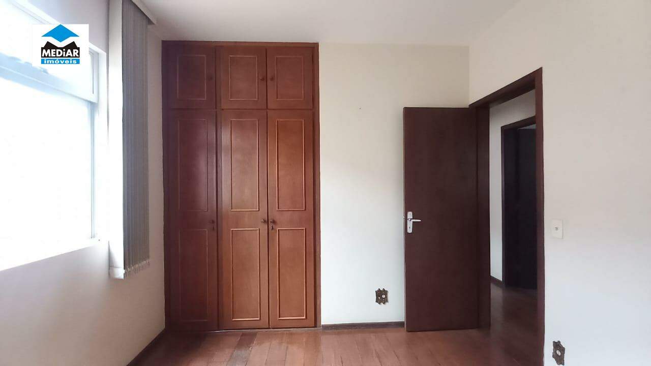 Apartamento para alugar com 3 quartos, 130m² - Foto 4