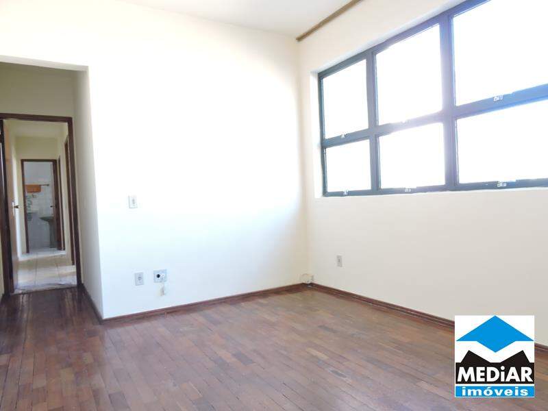 Apartamento à venda com 3 quartos, 85m² - Foto 2