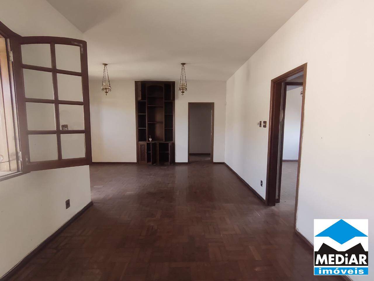 Casa à venda com 3 quartos, 273m² - Foto 2