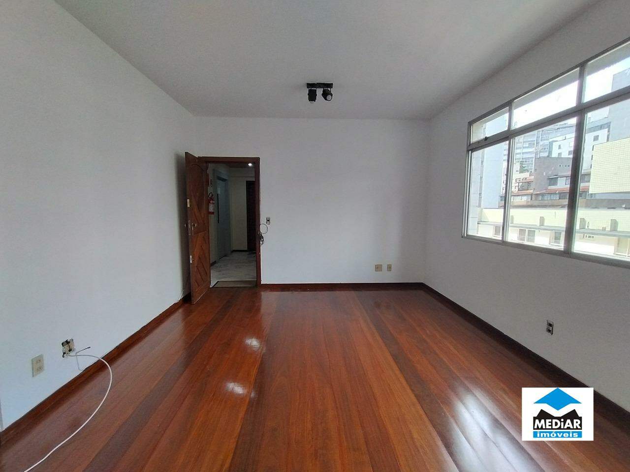 Apartamento para alugar com 3 quartos, 95m² - Foto 2