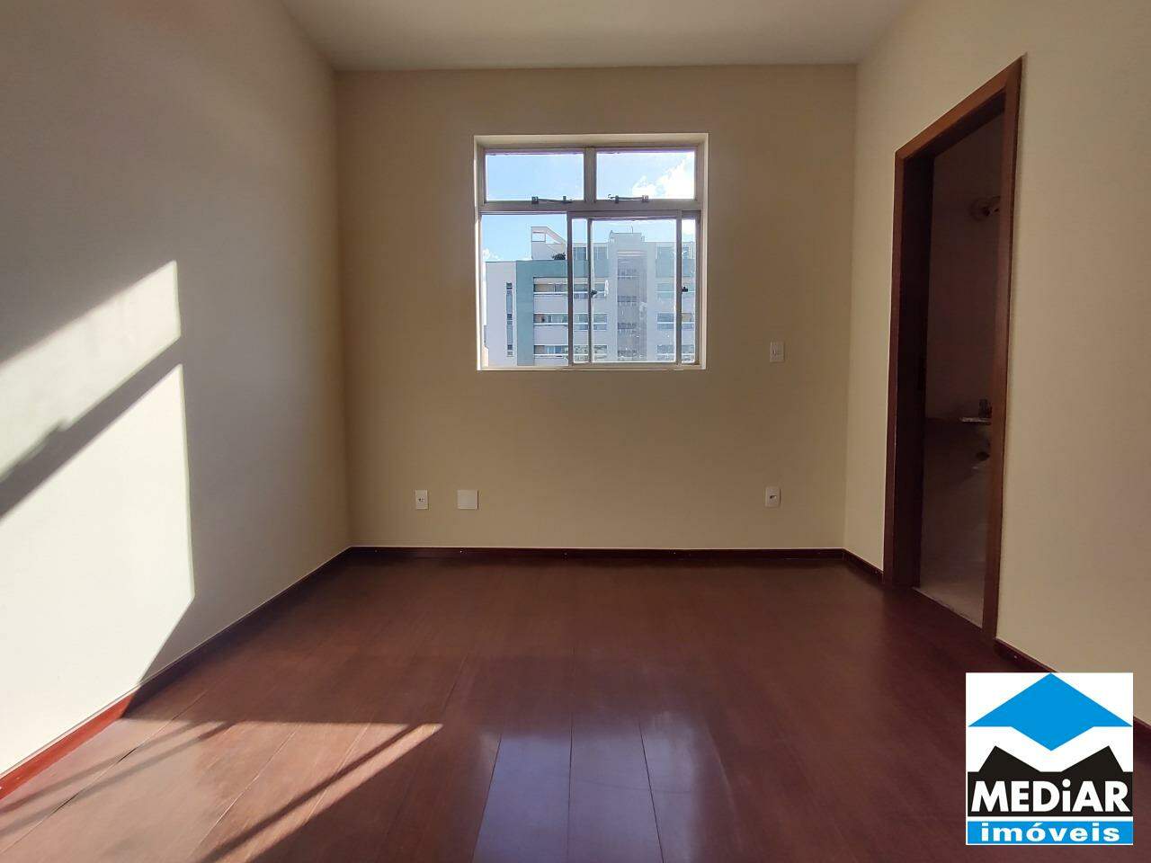 Apartamento à venda com 3 quartos, 75m² - Foto 2