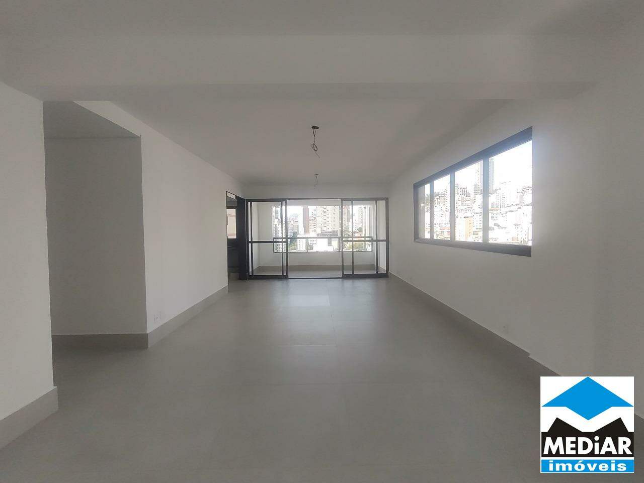 Apartamento à venda com 4 quartos, 145m² - Foto 2