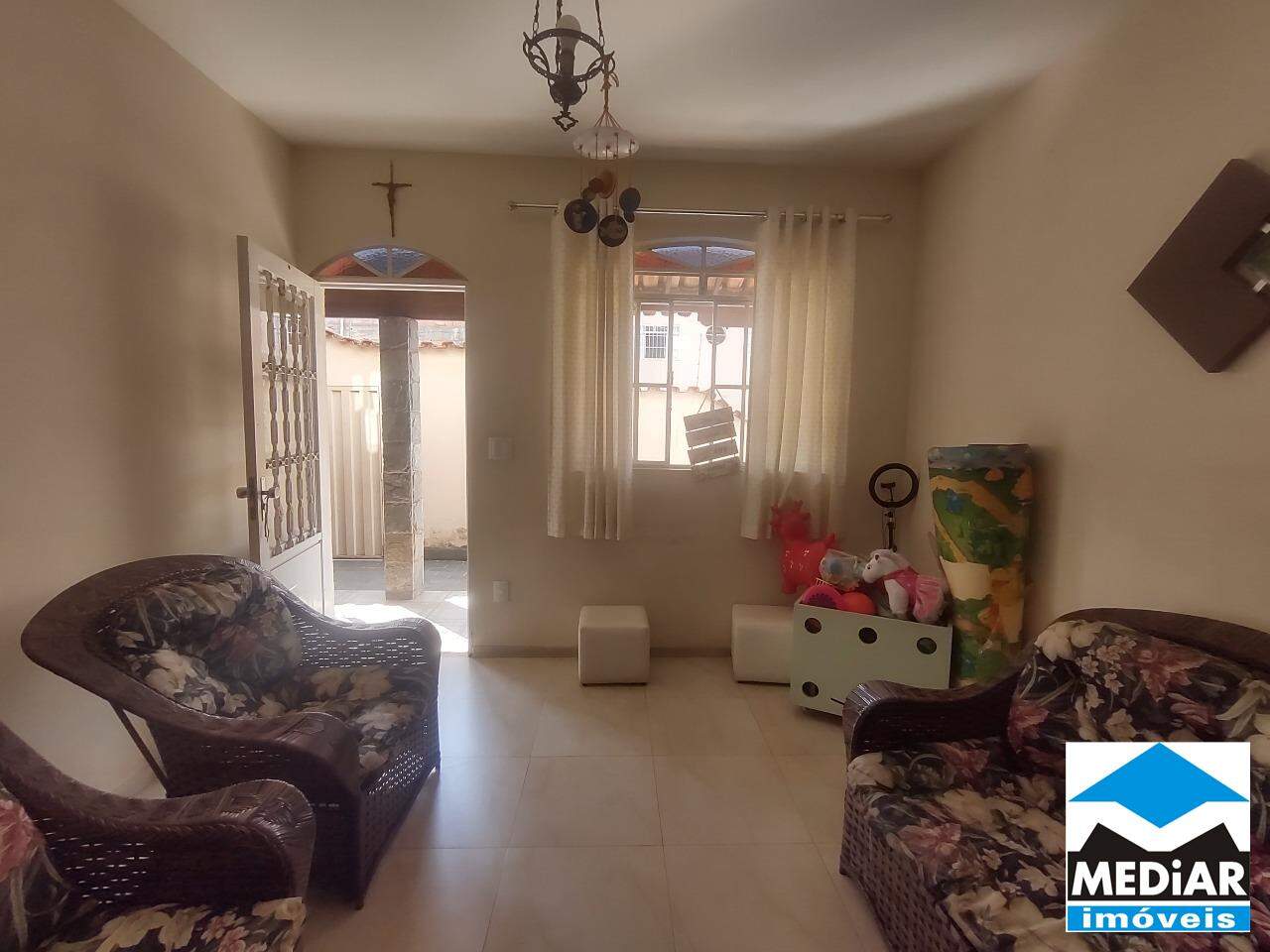 Casa à venda com 4 quartos, 240m² - Foto 1