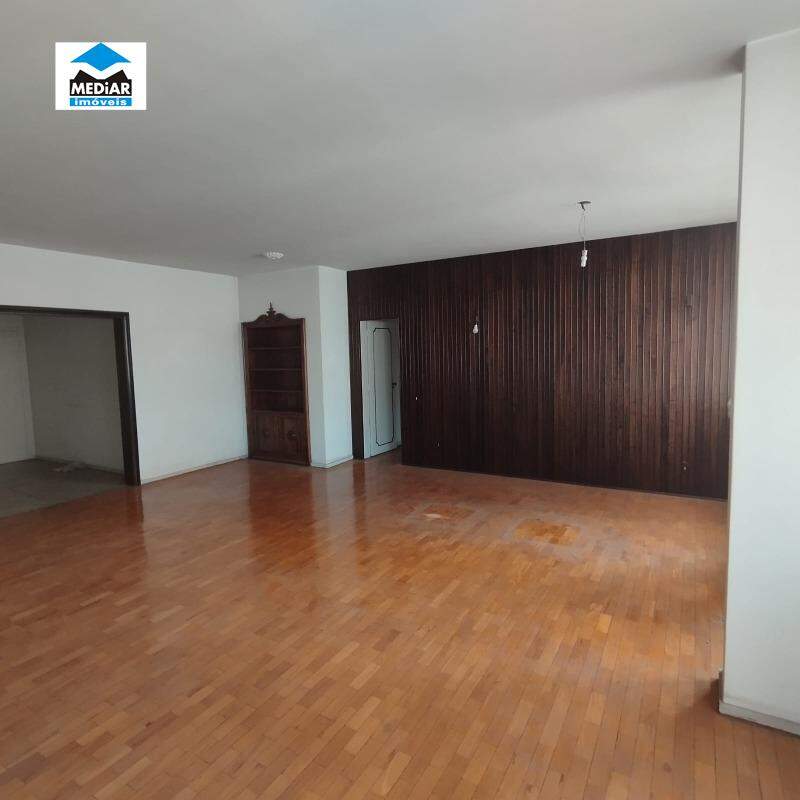 Apartamento à venda com 4 quartos, 216m² - Foto 2