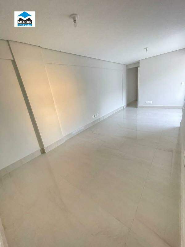 Apartamento à venda com 3 quartos, 75m² - Foto 2