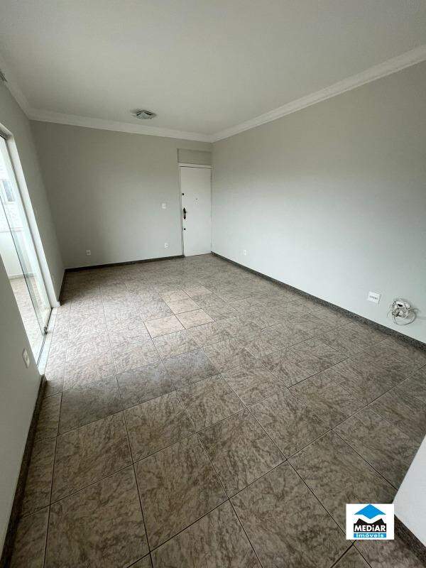 Apartamento à venda com 4 quartos, 180m² - Foto 2