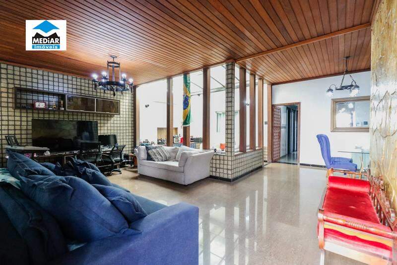 Casa à venda com 4 quartos, 400m² - Foto 1