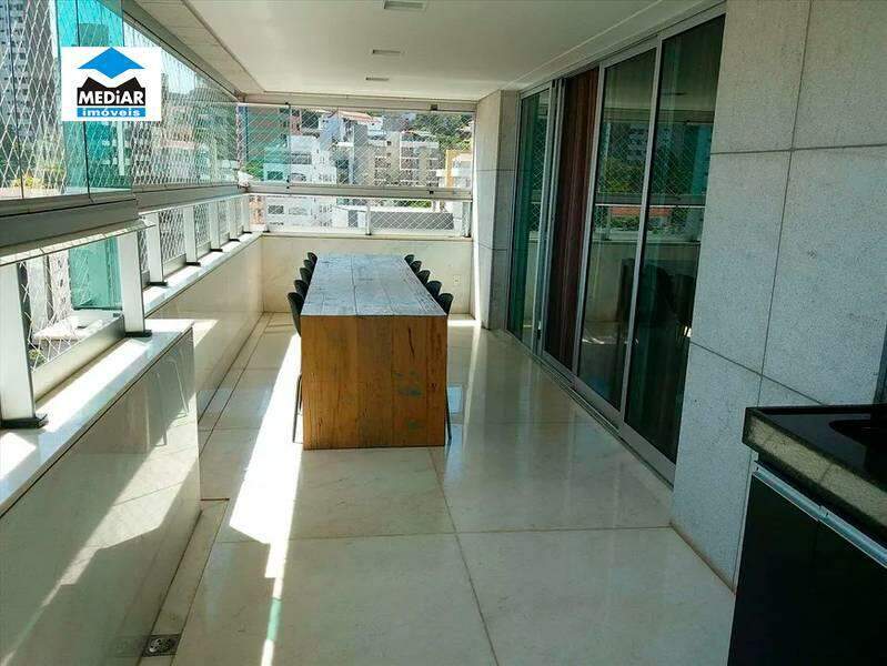 Apartamento à venda com 4 quartos, 200m² - Foto 1