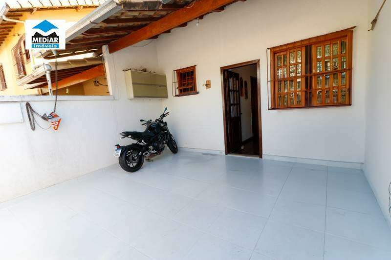 Casa à venda com 2 quartos, 105m² - Foto 1