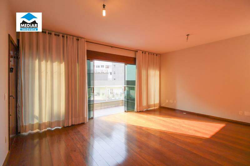 Apartamento à venda com 4 quartos, 180m² - Foto 1