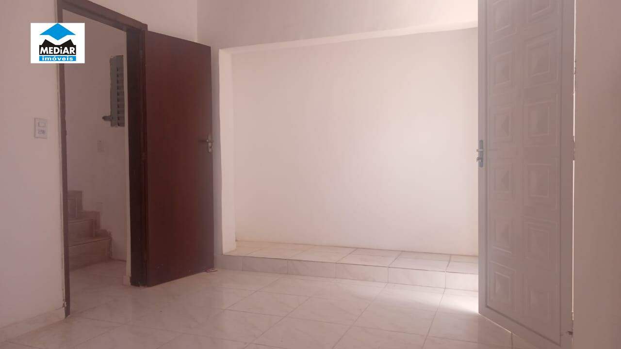 Casa para alugar com 2 quartos, 47m² - Foto 1