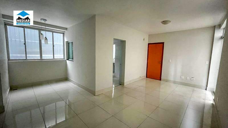 Apartamento à venda com 2 quartos, 70m² - Foto 2