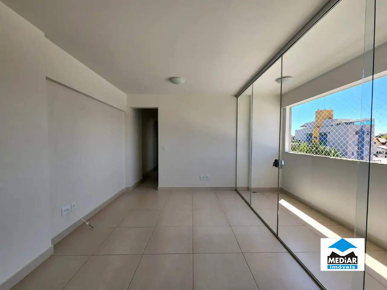 Apartamento à venda com 3 quartos, 74m² - Foto 2