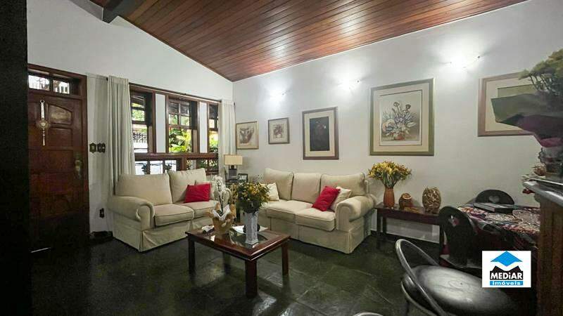 Casa à venda com 8 quartos, 500m² - Foto 1